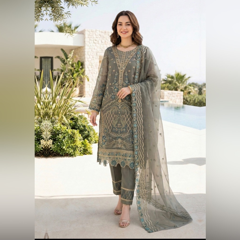 Elegant Embroidered Women's Kurta Set in Gray